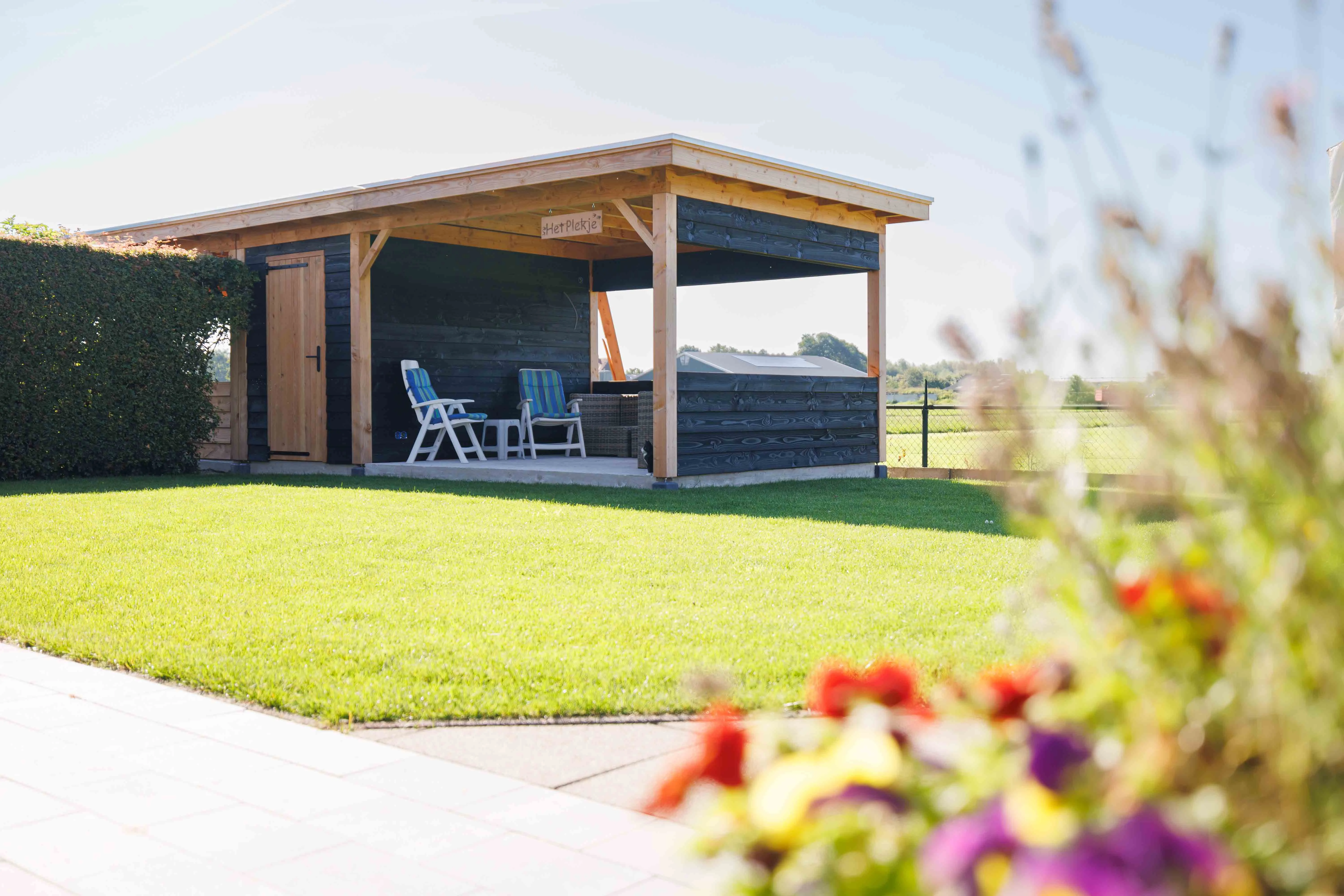 Tuinhuis met overkapping